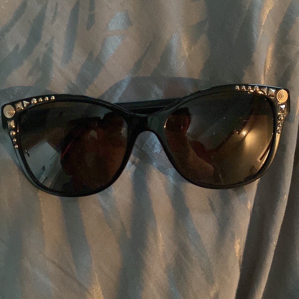 Versace Women's Sunglasses with Black and Brown Accents - Picture 3 of 13